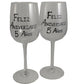 Un par de Copas de Vino Feliz Aniversario 5 Aí±os - 5th Wedding Anniversary Pair of Wine Glasses (Blk/Sil)