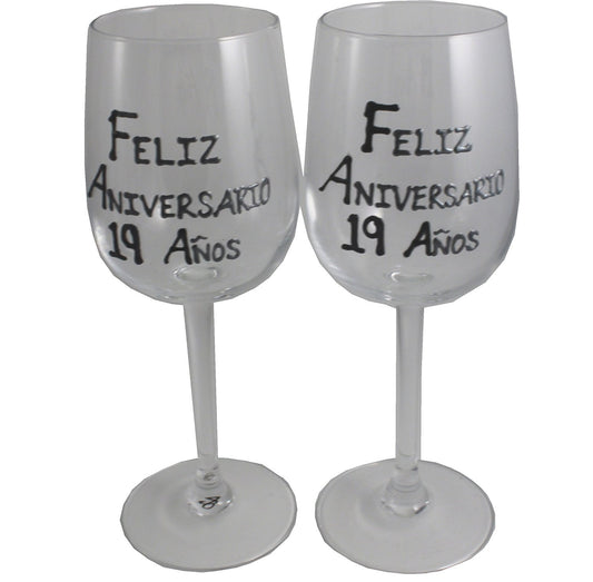 Un par de Copas de Vino Feliz Aniversario 19 Aí±os - 19th Wedding Anniversary Pair of Wine Glasses (Blk/Sil)