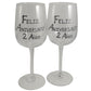 Un par de Copas de Vino Feliz Aniversario 2 Aí±os - 2nd Wedding Anniversary Pair of Wine Glasses (Blk/Sil)